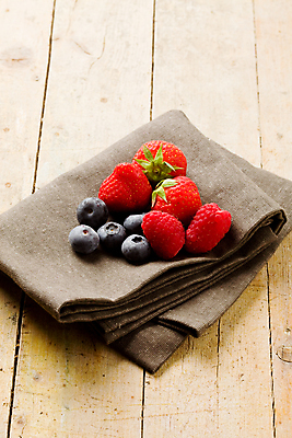 포토 JPG 해외이미지 열매 음식 다이어트 과일 딸기 건강 씨앗 사람없음 목재 시골 신선 최고 맛 숲 냅킨 블루베리 산딸기 해외202004 해외포토 나무 식물 컨셉 재료 파일형식 이미지허브