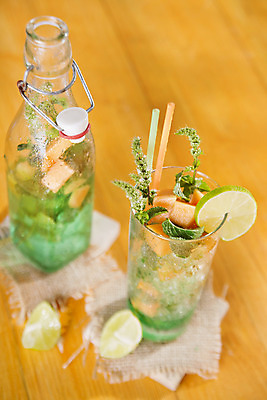 포토 JPG 해외이미지 음료 잎 과일 재료 사람없음 초록색 여름 얼음 추위 신선 칵테일 멜론 레몬 민트 아로마 해외202004 해외포토 자연요소 식물 계절 컬러 주류 허브 파일형식 이미지허브