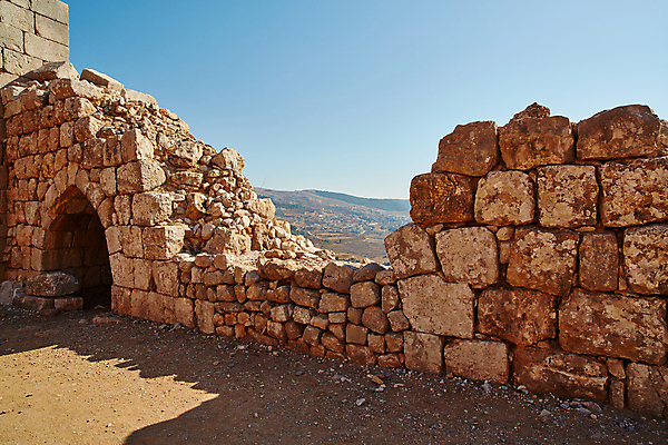 포토 JPG 해외이미지 공원 벽 여행 건축양식 창문 하늘 풍경 사람없음 건물 문 탑 골동품 바위 성 역사 숲 땅 묘사 폐허 아치 장면 북쪽 내추럴 고고학 옛날 이스라엘 전국 해외202004 해외포토 건축물 공공시설 교육 건축 돌_바위 방향 서아시아 파일형식 이미지허브