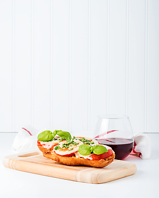 포토 JPG 해외이미지 음식 빵 토마토 유리 치즈 도마 샌드위치 사람없음 빨간색 와인 식사 흰색 신선 그릴 바게트 만취 허브 점심식사 모짜렐라치즈 카피스페이스 해외202004 해외포토 식물 컬러 채소 재질 주방용품 유제품 주류 공백 술취함 파일형식 이미지허브