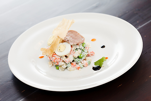 포토 JPG 해외이미지 전통 접시 음식 포크 잎 채소 부분 탁자 양파 오이 감자 파슬리 육류 요리 사람없음 목재 초록색 식당 식사 저녁식사 당근 샐러드 추위 흰색 신선 고명 소시지 맛 상품 먹기 메뉴 준비 완두콩 정사각형 러시아 마요네즈 점심식사 러시아인 섞기 해외202004 해외포토 도형 서양인 나무 식물 식기 유럽 컬러 가구 컨셉 식재료 재료 모션 콩 뿌리채소 상점 소스_음식 가공식품 파일형식 이미지허브