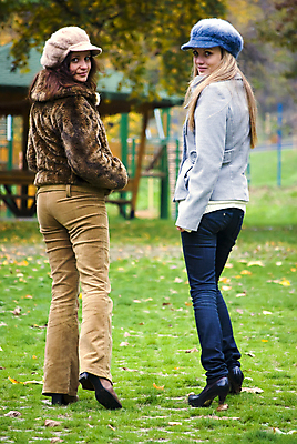 포토 JPG 해외이미지 라이프스타일 응시 옷 여자 행복 감정 얼굴 자연 갈색머리 미소 사람 두명 파란색 금발 머리 유행 걷기 산책 기쁨 가을 표현 내추럴 스타일 해외202004 해외포토 헤어스타일 시선 계절 컬러 모션 휴식 표정 생활 신체부위 생태계 파일형식 이미지허브