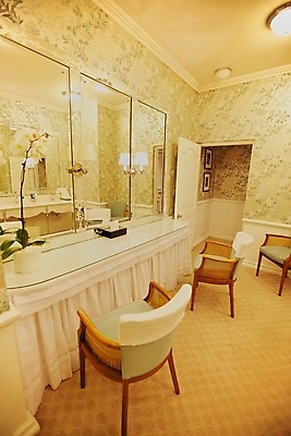 포토 JPG 해외이미지 전통 디자인 벽 유리 호텔 산 선반 주택 실내 앉기 사람없음 내부 장식 갈색 거울 방 욕실 흰색 고급 우아함 위생 빨래 망토 타일 크림 싱크대 화장실 대리석 변기 대야 타운 낭비 변기통 위생관리 스타일 세련 해외202004 해외포토 컬러 가구 컨셉 가사 재료 모션 재질 숙소 관리 건물 도시 개수대 파일형식 이미지허브