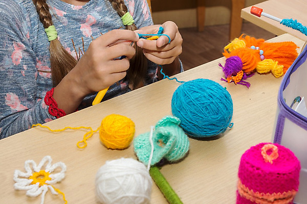 포토 JPG 해외이미지 손 어린이 남학생 부분 손가락 학교 탁자 수업 관리 창조 미술 한명 앉기 취미 10대 컬러풀 업무 원형 뜨개질 실 얽힘 바느질 강의 공예 열정 자수 중독 개발 아마추어 인기 짜기 해외202004 해외포토 도형 1 학생 교육 남자 감정 컬러 가구 모션 청소년 문화예술 사람 신체부위 작업 파일형식 이미지허브