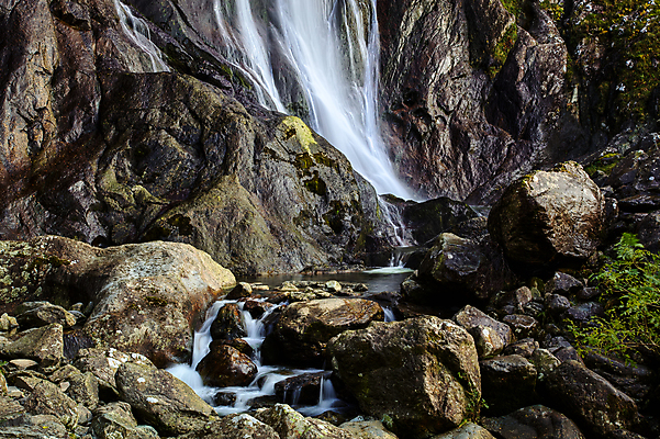 포토 JPG 해외이미지 공원 유럽 자연 영국 웨일즈 산 풍경 사람없음 야외 세로 초록색 물 갈색 평화 침묵 폭포 바위 시골 황무지 떨어짐 언덕 북쪽 내추럴 구성 전국 절정 스노도니아 스노든산 해외202004 해외포토 자연요소 공공시설 나라 컬러 컨셉 소리 돌_바위 방향 생태계 파일형식 이미지허브