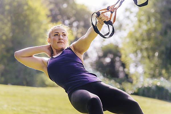 포토 JPG 해외이미지 백인 라이프스타일 공원 여자 스포츠 운동화 십자가 신체 자연 근육 건강 한명 사람 야외 여름 운동복 운동 힘 장비 보디빌딩 연습 근육질 체조 스트랩 해외202004 해외포토 서양인 1 옷 계절 공공시설 신발 생활 헬스 몸매 생태계 파일형식 이미지허브