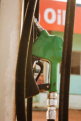 포토 JPG 해외이미지 손 산업 여행 백그라운드 돈 비즈니스 교통시설 자동차 사람 사람없음 경제 환경 검은색 힘 하이킹 장비 에너지 잡기 역 떨어짐 휘발유 석유 가격 서비스 탱크 연료 가스 호스 펌프 노즐 디젤 자동 해외202004 해외포토 육상교통 컬러 교통 컨셉 모션 레저 신체부위 재산 시설 파일형식 이미지허브