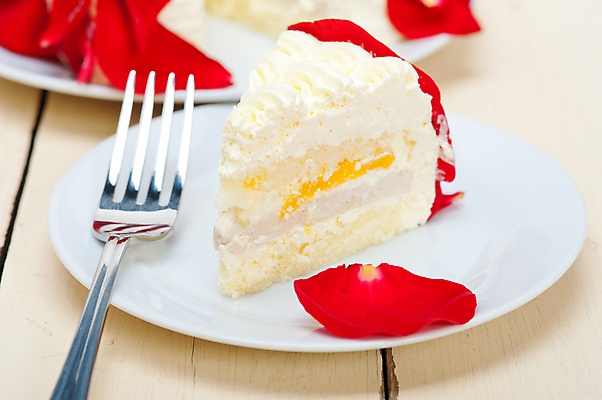 포토 JPG 해외이미지 접시 꽃잎 조각 포크 단면 사람없음 장미 케이크 달콤 생크림 망고 나무배경 해외포토 식기 꽃 백그라운드 디저트 맛 크림 열대과일 파일형식 이미지허브