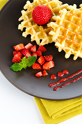 포토 JPG 해외이미지 접시 딸기 실내 사람없음 하이앵글 식탁보 달콤 민트 흰배경 와플 과일조각 딸기시럽 해외202004 해외포토 식기 뷰포인트 조각 백그라운드 과일 디저트 내부 흰색 맛 허브 시럽 파일형식 이미지허브