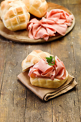 포토 JPG 해외이미지 전통 빵 분홍색 조각 다이어트 패스트푸드 파슬리 샌드위치 건강 육류 돼지고기 사람없음 빛 식사 이탈리아 소시지 애피타이저 속도 햄 슬라이스 베이컨 폭식 살라미 얇은 해외202004 해외포토 유럽 음식 컬러 채소 식재료 가공식품 인스턴트 파일형식 이미지허브