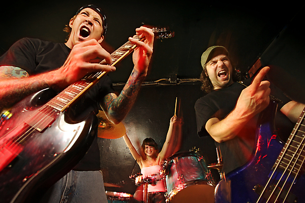 포토 JPG 해외이미지 남자 음악 노래 놀이 사람 소년 세명 파티 소리 외침 콘서트 공연 연주자 음악가 가수 무대 기구 기타 표현 악단 그룹 일렉기타 드럼 예술가 오디오 시끄러움 연예인 기타리스트 공격적 그런지 드러머 락스타 뮤지컬 블러 비명 펑크 해외202004 해외포토 직업 어린이 컨셉 현악기 문화예술 타악기 이벤트 전자제품 파일형식 이미지허브