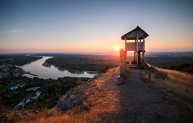 포토 JPG 해외이미지 유럽 오렌지 자연 하늘 아침 휴식 주택 풍경 사람없음 건물 목재 물 여름 파란색 빛 강 햇빛 태양 노란색 마을 일출 탑 일몰 산책 하이킹 관찰 도시 오스트리아 저녁 땅 언덕 문학 지역 타운 다뉴브강 수평선 해외202004 해외포토 주간 자연요소 나무 건축물 계절 나라 컬러 컨셉 과일 재료 모션 레저 노을 야간 생태계 파일형식 이미지허브
