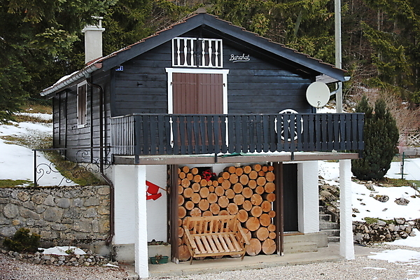 포토 JPG 해외이미지 포즈 창문 호텔 지붕 휴가 산 주택 굴뚝 풍경 사람없음 파란색 공백 추위 프랑스 발코니 숲 전나무 통과 샬레 평야 파케트 해외202004 해외포토 나무 유럽 컬러 자연 숙소 실험기구 건물 파일형식 이미지허브