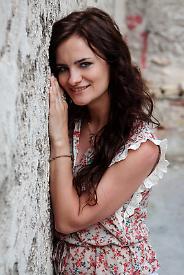 포토 JPG 해외이미지 백인 1 라이프스타일 응시 여자 행복 얼굴 포즈 자연 거리 미술 한명 미소 웃음 사람 성인 야외 청춘 유행 도시 화려 우아함 만족 장면 스타일 해외202004 해외포토 서양인 시선 감정 컨셉 문화예술 표정 생활 신체부위 생태계 파일형식 이미지허브