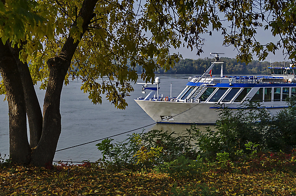 포토 JPG 해외이미지 나무 공원 밧줄 잎 하늘 사람없음 빨간색 초록색 물 강 정원 가을 황금 강가 관목 승객 포트 타운 루마니아 다뉴브강 불가리아 해외202004 해외포토 자연요소 식물 계절 공공시설 유럽 줄 컬러 도시 파일형식 남유럽 이미지허브