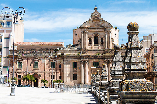 포토 JPG 해외이미지 외관 유럽 기독교 종교 십자가 벤치 건축양식 창문 실내 아이슬란드 풍경 사람없음 야외 내부 건물 목재 가로 빨간색 파란색 빛 반사 성당 교회 모임 바위 흰색 시골 영혼 땅 언덕 통로 신성 멀리 보호구역 숭배 신앙심 제단 해외202004 해외포토 나무 건축물 건축 나라 컬러 의자 재료 종교건축 돌_바위 구역 파일형식 이미지허브