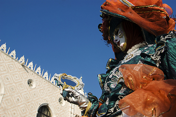 포토 JPG 해외이미지 주간 건축물 건축양식 하늘 가면 풍경 야외 이탈리아 베네치아 변장 중세의상 카니발축제 해외202004 해외포토 자연요소 건축 유럽 축제 전통의상 파일형식 이미지허브