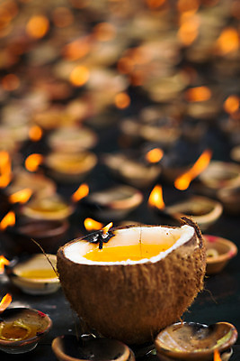 포토 JPG 해외이미지 종교 백그라운드 촛불 불 불꽃 조명 사람없음 컵 빛 견과류 램프 그룹 영혼 군중 소프트포커스 코코넛 연소 많음 해외202004 해외포토 자연요소 식기 컨셉 과일 초 촬영기법 사람 파일형식 이미지허브