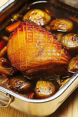 포토 JPG 해외이미지 전통 접시 음식 패턴 양파 맥주 육류 돼지고기 요리 사람없음 식당 식사 저녁식사 당근 굽기 먹기 점심식사 바이에른사람 해외202004 해외포토 식기 무늬 채소 식재료 모션 뿌리채소 주류 상점 구이 파일형식 이미지허브