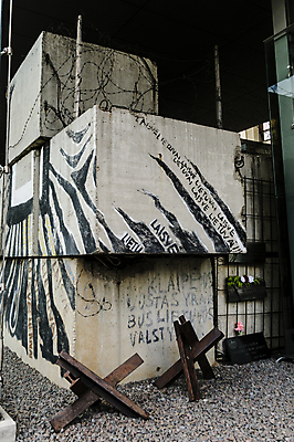 포토 JPG 해외이미지 유럽 벽 휴식 사람없음 블록 자유 수비 보호 그래피티 바리케이드 심볼 싸움 철사 철조망 판 기념물 반항 혁명 독립 리투아니아 무료 슬로건 조언 콘크리트 해외202004 해외포토 나라 컨셉 모션 낙서 그림 파일형식 이미지허브