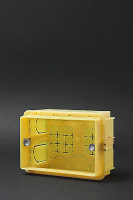 포토 JPG 해외이미지 산업 선 벽 주택 경고 사람없음 야외 빛 울타리 상자 힘 에너지 못 판넬 콘센트 연결 위험 플라스틱 교차로 철사 볼트 충격 시스템 튜브 공학 계량기 분배 설치 전압 제어 아크릴 해외202004 해외포토 교육 길 컨셉 재질 건물 담장 공구 파일형식 이미지허브