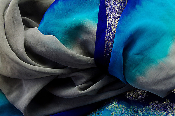 포토 JPG 해외이미지 옷 백그라운드 패턴 곡선 추상 미술 경사 사람없음 장식 파란색 빛 노란색 회색 흐름 직물 커튼 고급 우아함 은색 매끈함 실크 질감 열정 부드러움 잔물결 접기 벨벳 해외202004 해외포토 감정 물결 선 컬러 컨셉 무늬 모션 문화예술 감각 파일형식 이미지허브