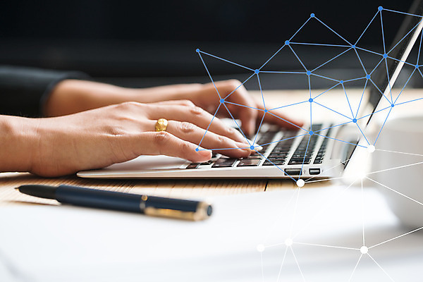 포토 JPG 해외이미지 직업 손 디자인 백그라운드 컨셉 인터넷 비즈니스 통신 추상 사람 사람없음 금융 스마트폰 핸드폰 컴퓨터 사무실 웹 공백 정보 흰색 업무 비즈니스맨 네트워크 소셜 해외202004 해외포토 남자 컬러 무늬 신체부위 경제 전자제품 스마트기기 작업 직장인 파일형식 이미지허브