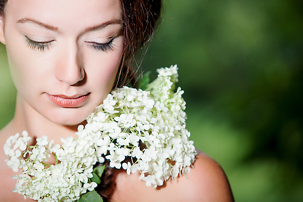 포토 JPG 해외이미지 백인 꽃 얼굴 자연 갈색머리 건강 한명 화장품 숲 피부 내추럴 해외202004 해외포토 서양인 식물 1 헤어스타일 사람 신체부위 뷰티 생태계 파일형식 이미지허브