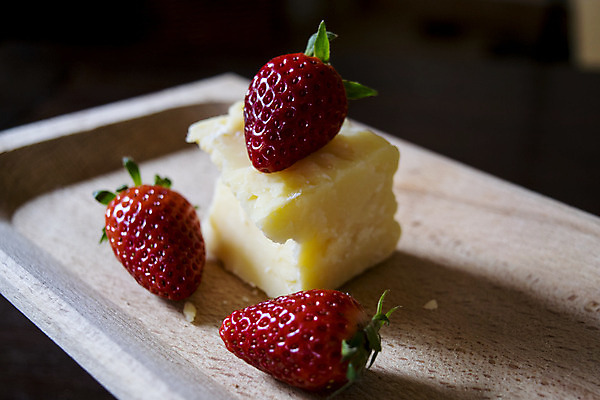포토 JPG 해외이미지 접시 음식 조각 과일 딸기 치즈 사람없음 목재 빨간색 신선 구성 스타일링 해외202004 해외포토 나무 식기 컬러 재료 유제품 파일형식 이미지허브