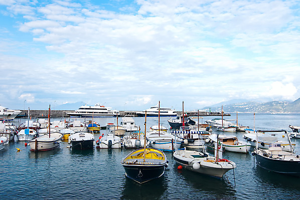 포토 JPG 해외이미지 전통 유럽 바다 섬 여행 요트 자연 하늘 낚시 휴가 항해 사람없음 물 여행객 항구 맑음 이탈리아 만 보트 포트 해외202004 해외포토 자연요소 나라 배_교통 교통시설 레저 날씨 사람 생태계 파일형식 이미지허브