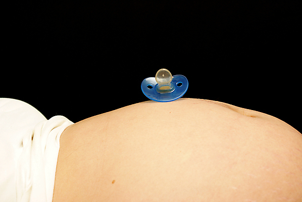 포토 JPG 해외이미지 백인 1 여자 행복 어린이 백그라운드 컨셉 가족 엄마 건강 사랑 사람 소년 성인 사람없음 파란색 희망 임산부 임신 육아 흰색 아기 기다림 예측 노리개젖꼭지 태아 성별 벌거벗은 해외202004 해외포토 서양인 남자 감정 컬러 관계 모션 아기용품 파일형식 이미지허브