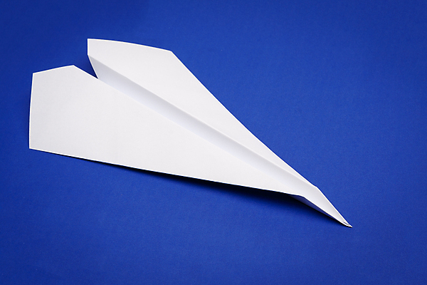 포토 JPG 해외이미지 종이 실내 사람없음 한개 종이비행기 파란배경 해외202004 해외포토 1 백그라운드 내부 파란색 종이접기 파일형식 이미지허브