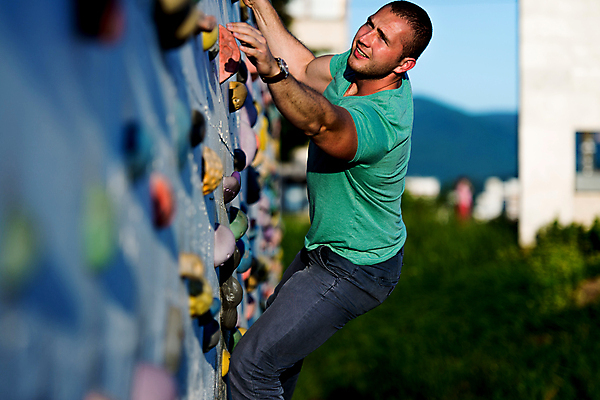 포토 JPG 해외이미지 주간 남자 매달리기 한명 상반신 성인 야외 옆모습 아웃포커스 잡기 소프트포커스 오르기 인공암벽등반 클라이밍 성인남자한명만 해외202004 클라이밍선수 해외포토 자연요소 1 뷰포인트 모션 운동선수 촬영기법 사람 등반 암벽등반 남자한명만 성인남자만 파일형식 이미지허브
