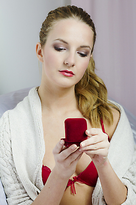 포토 JPG 해외이미지 백인 손 여자 행복 얼굴 결혼 관계 결혼식 발렌타인데이 선물 사랑 한명 사람 성인 빨간색 상자 유행 놀람 흰색 표현 반지 잡기 황금 고급 보석 심볼 다이아몬드 약혼 베일 해외202004 해외포토 서양인 1 감정 컬러 컨셉 장신구 모션 데이이벤트 표정 이벤트 신체부위 광석 약속 파일형식 이미지허브