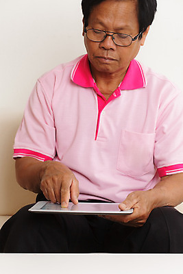 포토 JPG 해외이미지 라이프스타일 응시 노년 남자 여유 인터넷 휴식 주택 실내 한명 사람 앉기 성인 컴퓨터 소파 터치패드 알약 평화 디지털 회색 흰색 웹서핑 작업 비즈니스맨 은퇴 싱글 전자 패드 옛날 해외202004 해외포토 1 시선 감정 컬러 컨셉 의자 비즈니스 모션 내부 건물 생활 전자제품 약 직장인 파일형식 이미지허브