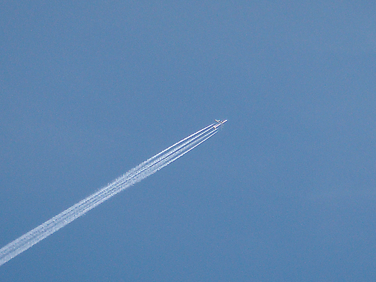 포토 JPG 해외이미지 주간 구름 하늘 비행기 사람없음 야외 파란색 고급 제트기 비행운 해외202004 해외포토 자연요소 컬러 컨셉 항공교통 대중교통 파일형식 구름_자연 이미지허브