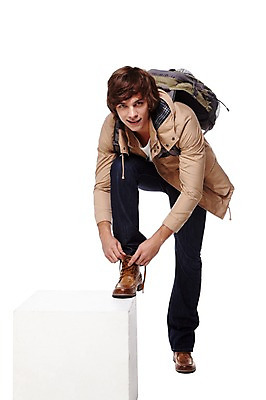 포토 JPG 스튜디오촬영 전신 서양인 외국인 백인 해외기획촬영 남자 2013년태국 배낭 모션 실내 아웃도어 한명 서기 웃음 사람 20대 성인 앞모습 열정 신발끈 신발끈묶기 남자만 남자한명만 성인남자만 청년만 청년남자만 청년남자한명만 성인한명만 성인남자한명만 성인만 국내포토 1 감정 뷰포인트 가방 표정 인종 청년 내부 묶기 파일형식