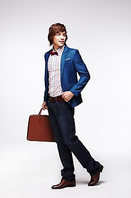 포토 JPG 스튜디오촬영 전신 서양인 외국인 백인 해외기획촬영 패션 남자 2013년태국 서류가방 비즈니스 모션 실내 한명 서기 웃음 들기 사람 20대 성인 옆모습 캐주얼 비즈니스맨 남자만 남자한명만 성인남자만 청년만 청년남자만 청년남자한명만 성인한명만 성인남자한명만 성인만 국내포토 1 옷 뷰포인트 가방 표정 인종 청년 내부 직장인 파일형식