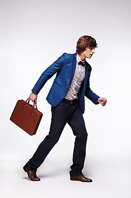 포토 JPG 스튜디오촬영 전신 서양인 외국인 백인 해외기획촬영 패션 남자 2013년태국 서류가방 비즈니스 모션 실내 한명 서기 들기 사람 20대 성인 옆모습 캐주얼 걷기 비즈니스맨 남자만 남자한명만 성인남자만 청년만 청년남자만 청년남자한명만 성인한명만 성인남자한명만 성인만 국내포토 1 옷 뷰포인트 가방 인종 청년 내부 직장인 파일형식