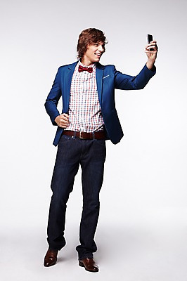 포토 JPG 스튜디오촬영 전신 서양인 외국인 백인 해외기획촬영 패션 남자 2013년태국 비즈니스 모션 실내 한명 서기 웃음 들기 사람 20대 성인 캐주얼 스마트폰 웹서핑 비즈니스맨 남자만 남자한명만 성인남자만 청년만 청년남자만 청년남자한명만 성인한명만 성인남자한명만 성인만 국내포토 1 옷 표정 인종 청년 내부 핸드폰 스마트기기 직장인 파일형식