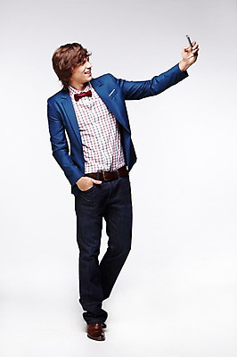 포토 JPG 스튜디오촬영 전신 서양인 외국인 백인 해외기획촬영 패션 남자 2013년태국 비즈니스 모션 실내 한명 서기 웃음 들기 사람 20대 성인 캐주얼 스마트폰 웹서핑 비즈니스맨 주머니손 남자만 남자한명만 성인남자만 청년만 청년남자만 청년남자한명만 성인한명만 성인남자한명만 성인만 국내포토 1 옷 표정 인종 청년 내부 핸드폰 스마트기기 직장인 파일형식