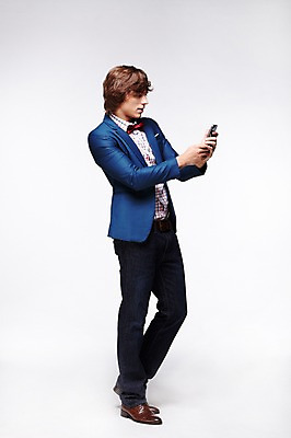 포토 JPG 스튜디오촬영 전신 서양인 외국인 백인 해외기획촬영 패션 남자 2013년태국 비즈니스 모션 실내 한명 서기 들기 사람 20대 성인 옆모습 캐주얼 스마트폰 웹서핑 비즈니스맨 남자만 남자한명만 성인남자만 청년만 청년남자만 청년남자한명만 성인한명만 성인남자한명만 성인만 국내포토 1 옷 뷰포인트 인종 청년 내부 핸드폰 스마트기기 직장인 파일형식