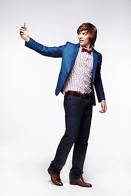 포토 JPG 스튜디오촬영 전신 서양인 외국인 백인 해외기획촬영 패션 남자 2013년태국 비즈니스 모션 실내 한명 서기 들기 사람 20대 성인 캐주얼 스마트폰 웹서핑 비즈니스맨 남자만 남자한명만 성인남자만 청년만 청년남자만 청년남자한명만 성인한명만 성인남자한명만 성인만 국내포토 1 옷 인종 청년 내부 핸드폰 스마트기기 직장인 파일형식