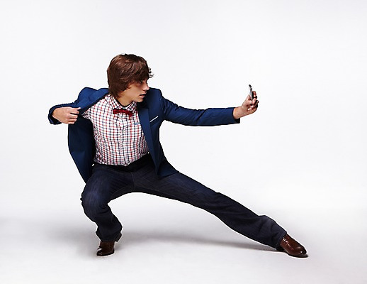 포토 JPG 스튜디오촬영 전신 서양인 외국인 백인 해외기획촬영 패션 남자 2013년태국 비즈니스 모션 실내 한명 들기 사람 앉기 20대 성인 앞모습 캐주얼 스마트폰 웹서핑 비즈니스맨 남자만 남자한명만 성인남자만 청년만 청년남자만 청년남자한명만 성인한명만 성인남자한명만 성인만 국내포토 1 옷 뷰포인트 인종 청년 내부 핸드폰 스마트기기 직장인 파일형식