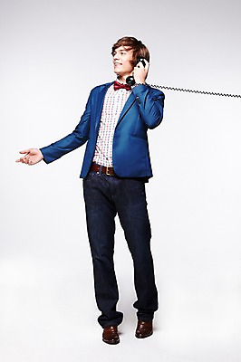 포토 JPG 스튜디오촬영 전신 서양인 외국인 백인 해외기획촬영 패션 남자 2013년태국 비즈니스 모션 실내 한명 서기 웃음 들기 사람 손짓 20대 성인 앞모습 캐주얼 비즈니스맨 수화기 통화 남자만 남자한명만 성인남자만 청년만 청년남자만 청년남자한명만 성인한명만 성인남자한명만 성인만 국내포토 1 옷 뷰포인트 표정 인종 청년 내부 직장인 전화기 파일형식