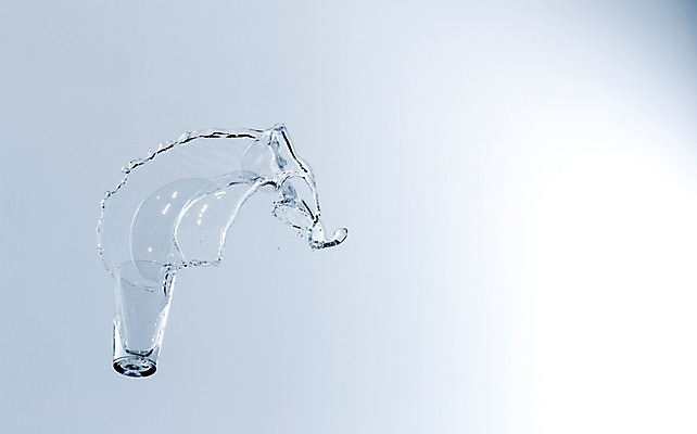 포토 JPG 스튜디오촬영 백그라운드 컨셉 잔 물줄기 실내 순간포착 사람없음 컵 액체 떨어짐 액체표현 국내포토 식기 촬영기법 내부 물 파일형식