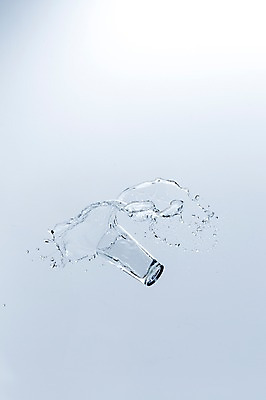 포토 JPG 스튜디오촬영 백그라운드 컨셉 잔 물줄기 실내 순간포착 사람없음 컵 액체 떨어짐 액체표현 국내포토 식기 촬영기법 내부 물 파일형식