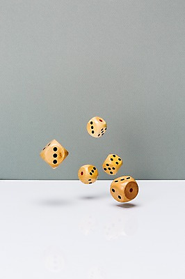 포토 JPG 스튜디오촬영 백그라운드 컨셉 탁자 실내 순간포착 사람없음 떨어짐 오브젝트 주사위 국내포토 가구 촬영기법 내부 파일형식