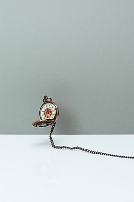 포토 JPG 스튜디오촬영 시계 백그라운드 컨셉 탁자 실내 순간포착 사람없음 떨어짐 오브젝트 회중시계 국내포토 가구 촬영기법 내부 파일형식