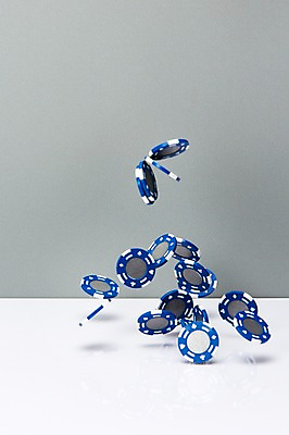 포토 JPG 스튜디오촬영 백그라운드 컨셉 탁자 실내 순간포착 사람없음 포커칩 떨어짐 오브젝트 국내포토 놀이칩 가구 촬영기법 내부 놀이용품 포커 파일형식